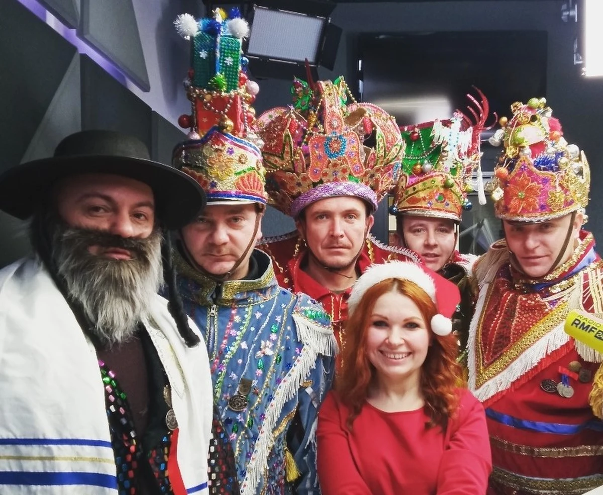 Chodzą po swojej wsi zawsze w tym samym składzie, rozśpiewani w niezwykle kolorowych strojach i przepięknych barwnych czapkach. Odwiedzili też z kolędą nasze radio internetowe RMF 24. To grupa HERODY z Czajowic koło Krakowa. Rozmawiała z nimi Marlena Chudzio. 