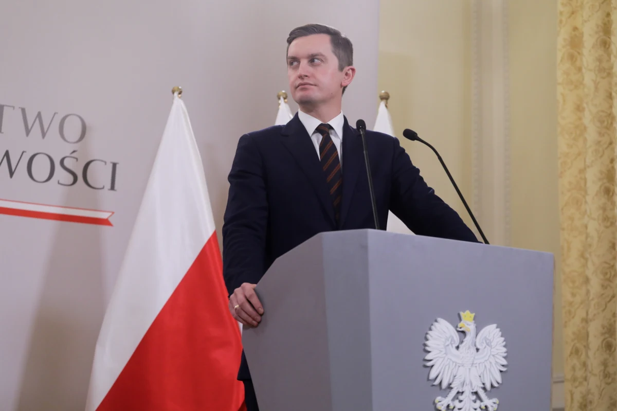 Premier Mateusz Morawiecki spotkał się w piątkowy wieczór z politykami Solidarnej Polski. Dyskutowano przede wszystkim o projekcie ustawy o Sądzie Najwyższym oraz Krajowym Planie Odbudowy. O kulisach rozmów opowiedzieli minister ds. UE Szymon Szynkowski vel Sęk oraz wiceminister sprawiedliwości Sebastian Kaleta.