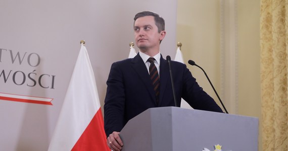 Premier Mateusz Morawiecki spotkał się w piątkowy wieczór z politykami Solidarnej Polski. Dyskutowano przede wszystkim o projekcie ustawy o Sądzie Najwyższym oraz Krajowym Planie Odbudowy. O kulisach rozmów opowiedzieli minister ds. UE Szymon Szynkowski vel Sęk oraz wiceminister sprawiedliwości Sebastian Kaleta.