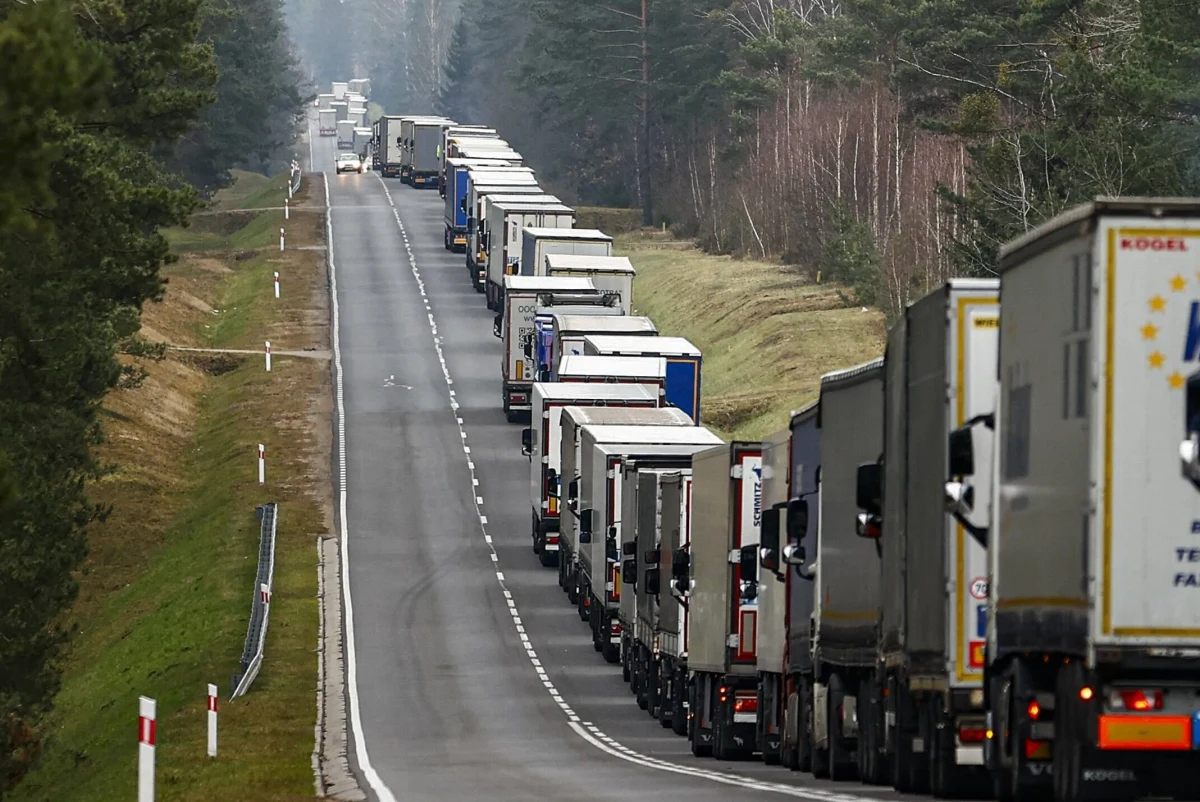 Utrzymuje się wielokilometrowa kolejka ciężarówek przed przejściem granicznym z Białorusią w Bobrownikach. W sobotę rano trzeba tam było czekać na odprawę do 56 godzin. Kolejka ma 25,5 km, stoi w niej tysiąc ciężarówek - poinformowała podlaska KAS.