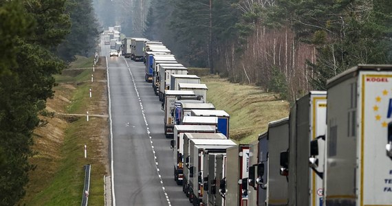 Utrzymuje się wielokilometrowa kolejka ciężarówek przed przejściem granicznym z Białorusią w Bobrownikach. W sobotę rano trzeba tam było czekać na odprawę do 56 godzin. Kolejka ma 25,5 km, stoi w niej tysiąc ciężarówek - poinformowała podlaska KAS.