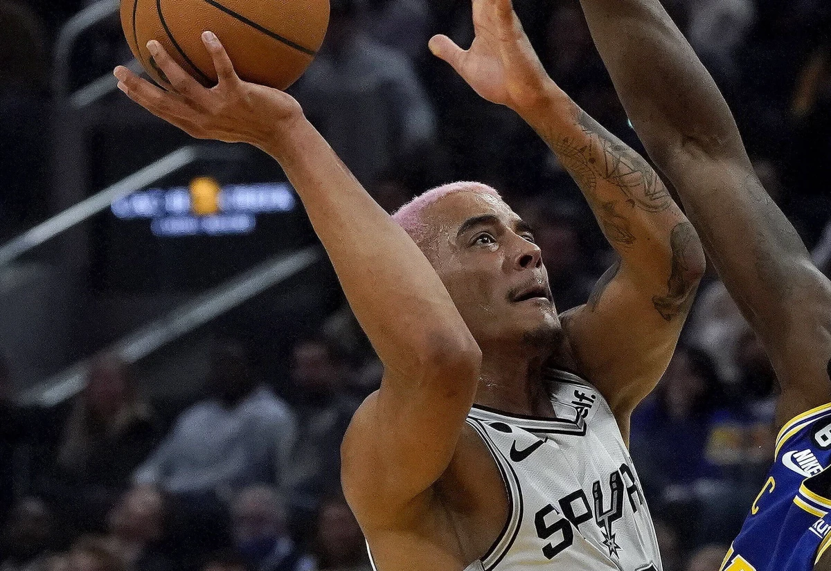 ​Jeremy Sochan zdobył 13 punktów, ale jego zespół San Antonio Spurs przegrał na wyjeździe z Orlando Magic 113:133 w piątkowym meczu koszykarskiej ligi NBA. Z bilansem 10 zwycięstw i 22 porażek "Ostrogi" są przedostatnie w Konferencji Zachodniej.