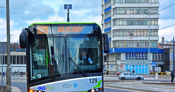 Od 1 stycznia wejdą w życie korekty na czterech liniach olsztyńskiej komunikacji miejskiej. W pierwszych tygodniach stycznia zawieszone zostaną kursy niektórych autobusów. Ma to związek ze zdalnym trybem zajęć w Uniwersytecie Warmińsko-Mazurskim - podał olsztyński magistrat.