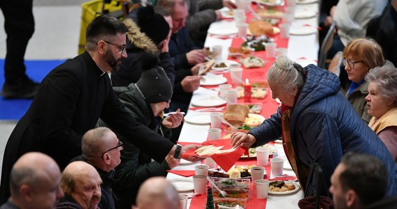 Około 300 osób, samotnych i potrzebujących zasiadło w Sopocie do wspólnego wigilijnego stołu. Śniadanie dla osób w kryzysie bezdomności w sopockiej Hali 100-lecia przygotowała gdańska Caritas i władze miasta.