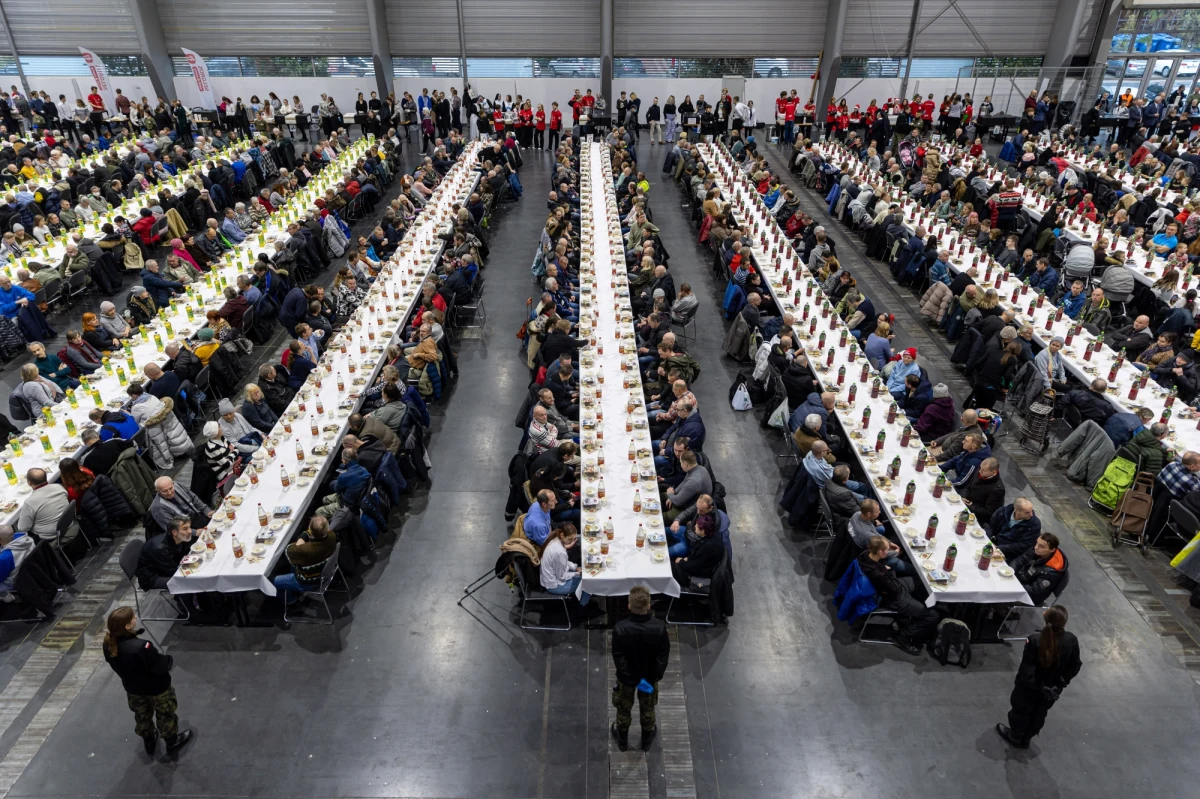 Około 1,6 tys. osób bezdomnych, samotnych i potrzebujących, w tym blisko 300 uchodźców z Ukrainy, wzięło udział w sobotnim spotkaniu wigilijnym przygotowanym przez Caritas w jednej z hal Międzynarodowych Targów Poznańskich 