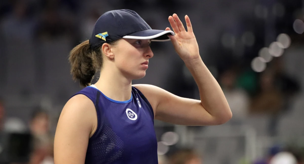 Iga Świątek przegrała z Jeleną Rybakiną z Kazachstanu 3:6, 1:6 w finale pokazowego turnieju tenisowego World Tennis League w Dubaju. Zespół Polki The Kites (latawce) wciąż jednak ma szanse na zwycięstwo. 