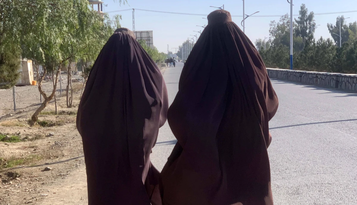 Rządzący Afganistanem talibowie nakazali w sobotę lokalnym i zagranicznym organizacjom pozarządowym, by do odwołania powstrzymały swoje pracownice od przychodzenia do pracy. To kolejna w ostatnim czasie decyzja rządu talibów godząca w prawa i wolności kobiet. 