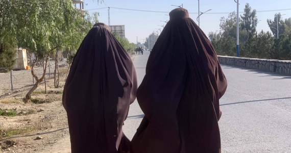 Rządzący Afganistanem talibowie nakazali w sobotę lokalnym i zagranicznym organizacjom pozarządowym, by do odwołania powstrzymały swoje pracownice od przychodzenia do pracy. To kolejna w ostatnim czasie decyzja rządu talibów godząca w prawa i wolności kobiet. 