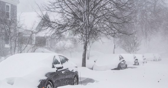 To ma być najzimniejsza w historii pomiarów Wigilia w co najmniej trzech amerykańskich miastach. Śnieżyce zakłóciły świąteczne podróże i życie codzienne milionów Amerykanów – odwołano tysiące lotów. Skutki pogorszenia się warunków atmosferycznych są tragiczne. Jak podaje CNN, od środy w związku ze śnieżycami i mrozami zginęło 11 osób.