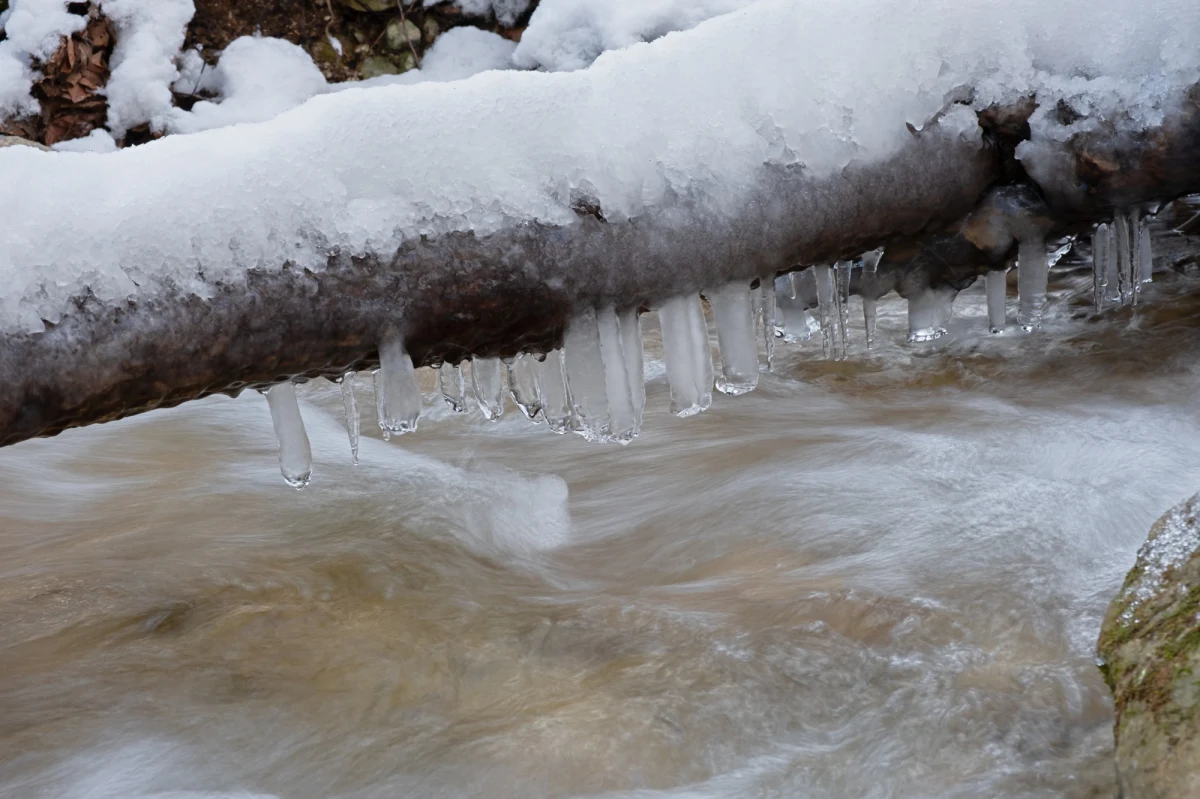 Instytut Meteorologii i Gospodarki Wodnej informuje o przekroczeniu stanów ostrzegawczych na rzekach na południu i północnym wschodzie Polski. Na Pilicy mogą zostać przekroczone stany alarmowe. Powodem są gwałtownie topniejące warstwy śniegu.