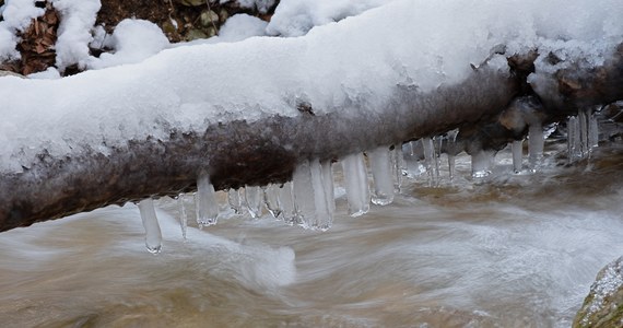 Instytut Meteorologii i Gospodarki Wodnej informuje o przekroczeniu stanów ostrzegawczych na rzekach na południu i północnym wschodzie Polski. Na Pilicy mogą zostać przekroczone stany alarmowe. Powodem są gwałtownie topniejące warstwy śniegu.