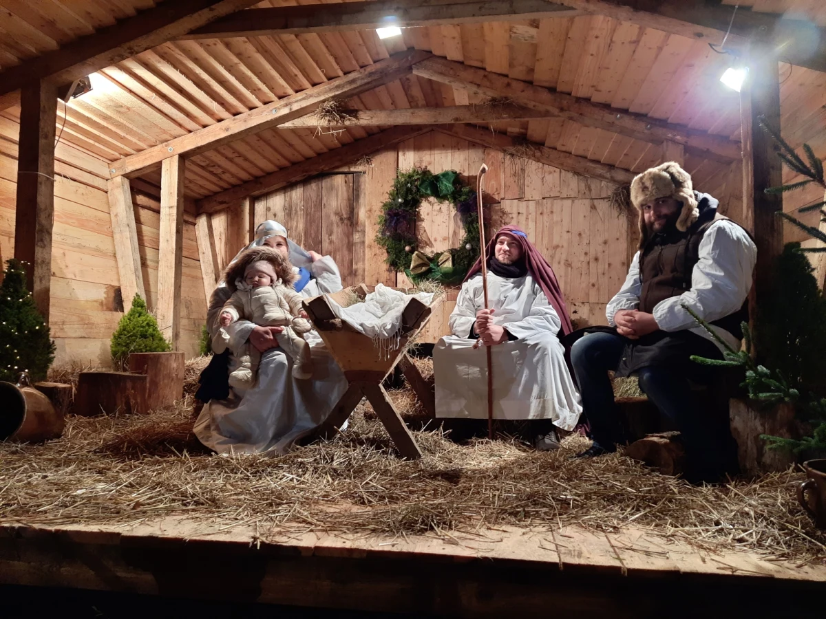 Jubileuszowo - po raz trzydziesty - przy ulicy Franciszkańskiej w Krakowie stanęła Żywa Szopka. Na miejscu zabrały się tłumy mieszkańców miasta. 