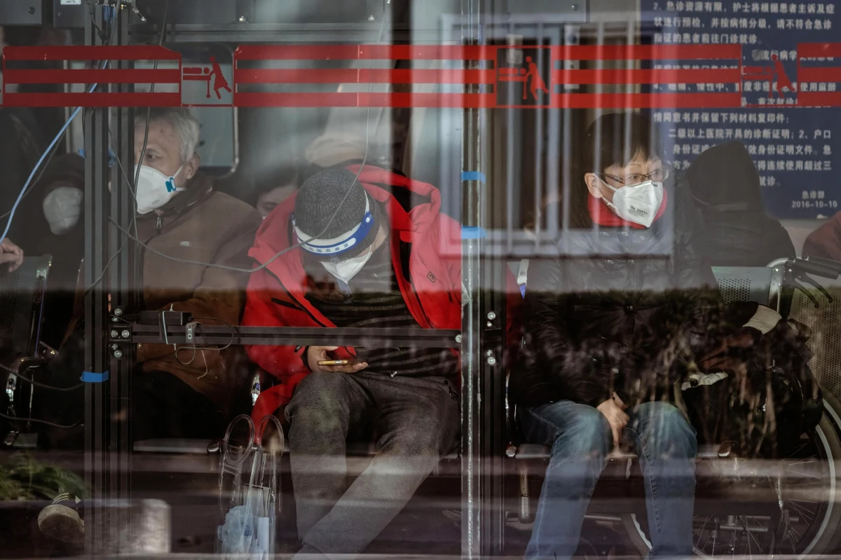 Chińska państwowa komisja zdrowia przestała publikować codzienne bilanse nowych zakażeń koronawirusem. Po nagłym zniesieniu restrykcji covidowych wariant Omikron szerzy się w kraju na szeroką skalę, a rządowe statystki powszechnie uznawano za niewiarygodne.