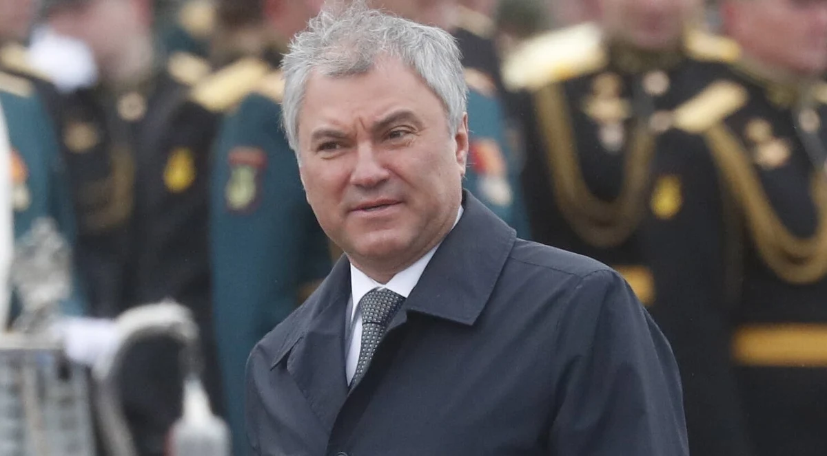 ​Przewodniczący rosyjskiej Dumy Państwowej Wiaczesław Wołodin zaproponował podniesienie podatków dla obywateli Rosji, którzy opuścili kraj po inwazji na Ukrainę. Partie tzw. opozycji się temu sprzeciwiają i wskazują, że wątpliwe, by takie rozwiązanie było skuteczne.