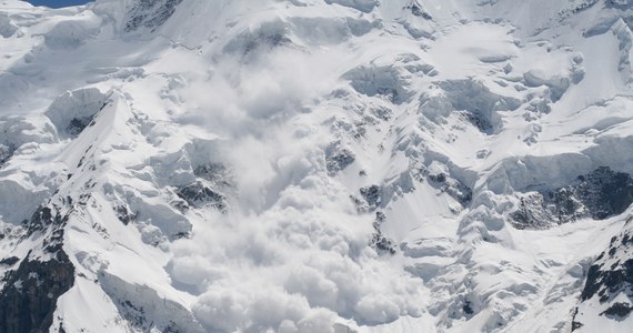 Lawina porwała grupę narciarzy w kraju związkowym Vorarlberg na zachodzie Austrii. Uratowano osiem osób, dwie z nich są ranne – trafiły do szpitali. Pod śniegiem mogą znajdować się jeszcze prawdopodobnie dwie osoby. 