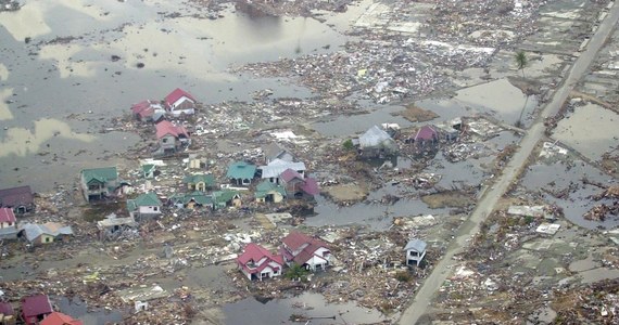 Jest 26 grudnia 2004 roku, drugi dzień świąt Bożego Narodzenia. Plaże w krajach położonych nad Oceanem Indyjskim zapełniają się mieszkańcami i turystami, którzy przyjechali tutaj spędzić okres świąteczno-noworoczny. Wielu ludzi eksploruje dno morskie po tym, jak cofnęła się woda - gdzieniegdzie nawet na ponad dwa kilometry. Dzieci zbierają różne przedmioty, a nawet ryby. Zdecydowana większość osób jest zafascynowana odsłoniętą plażą. Mało kto zdaje sobie sprawę z nadchodzącego zagrożenia - do momentu, aż na horyzoncie widać spienione fale. W stronę wybrzeża z prędkością kilkuset kilometrów na godzinę przemieszcza się tsunami. Kto może, ucieka z nadzieją dostania się na wyżej położone tereny. Jak się później okaże - uda się to niewielu osobom. Dziś, w 18. rocznicę, przypominamy jeden z największych kataklizmów w historii, który na zawsze zmienił życie milionów osób.