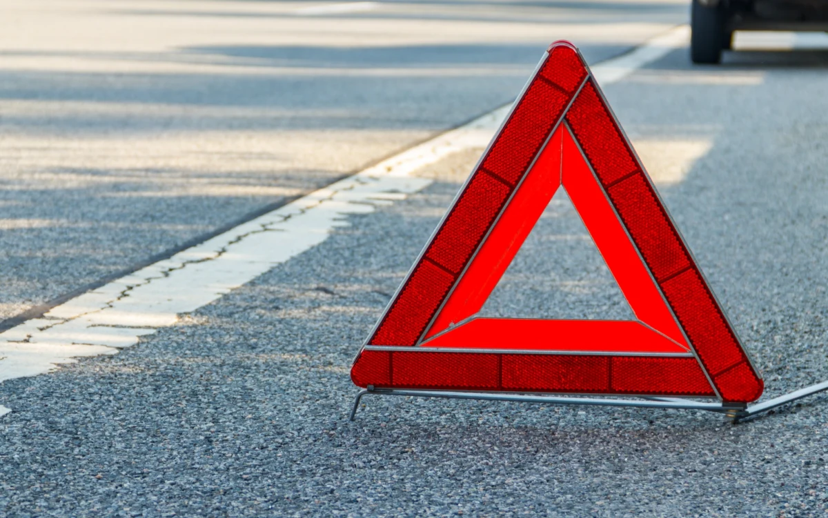 Nie żyje 55-letni kierowca ukraińskiego autobusu, który w czasie wymiany koła został przygnieciony przez pojazd. Do tragicznej sytuacji doszło wieczorem w miejscowości Chrustne na Lubelszczyźnie na drodze krajowej numer 48 między Moszczanką a Kockiem. 