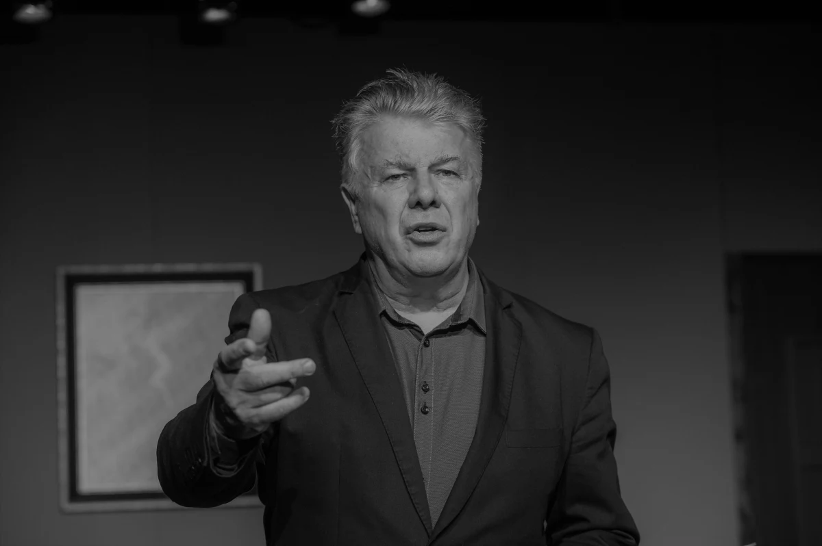 W wieku 70 lat po długiej i ciężkiej chorobie zmarł aktor i reżyser Emilian Kamiński. Informację o jego śmierci PAP potwierdziła u rzeczniczki prasowej Teatru Kamienica Patrycji Pawlik.