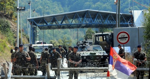 Strzały padły w pobliżu patrolu sił pokojowych NATO w północnej części Kosowa, gdzie miejscowi Serbowie utworzyli blokady drogowe, aby uniemożliwić policji z Prisztiny patrolowanie tego obszaru – poinformował w niedzielę wieczorem Sojusz Północnoatlantycki.