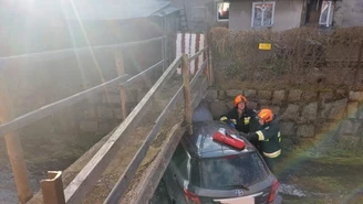 Toyota wpadła do potoku. Nie żyje jedna osoba