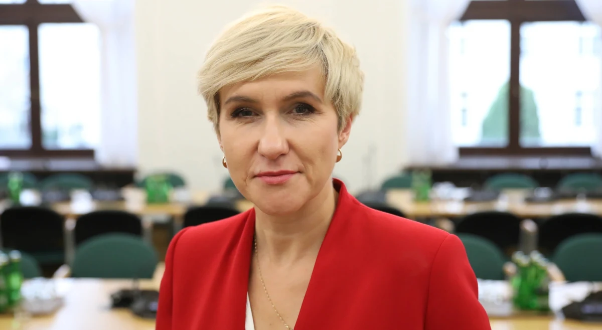 "Każde działanie profrekwencyjne wzmacnia demokrację, wzmacnia wybory, natomiast nie mam absolutnie żadnych złudzeń, że tutaj nie chodzi o dobre intencje, ale intencje związane z potrzebą utrzymania władzy i koryta towarzyszą PiS-owi. Towarzyszy im również strach przed przegranymi wyborami, ponieważ gdyby chodziło rzeczywiście o wzmocnienie demokracji, wzmocnienie wyborów i wzmocnienie dostępności, to należałoby przejrzeć wszystkie obwody, również w miastach i miasteczkach" - mówiła w rozmowie 7 pytań o 7:07 w internetowym Radiu RMF24 Urszula Pasławska, wiceprezeska Polskiego Stronnictwa Ludowego. 