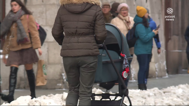 Wybory osobiste to problemy krajowe. Rośnie liczba par, które odwlekają w czasie decyzję o dziecku. Nie brakuje też kobiet, które deklarują, że nigdy nie będą miały dzieci. Dzietność w Polsce spada. W tym roku może urodzić się o ponad 80 tys. dzieci mniej niż jeszcze 5 lat temu. Dla ''Wydarzeń'' Agnieszka Molęda.