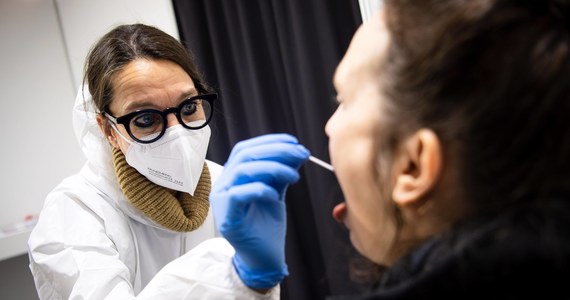 ​Kierownik działu wirusologii berlińskiej kliniki Charite oraz rządowy doradca ws. koronawirusa Christian Drosten uważa, że pandemia Covid-19 już się zakończyła. Stwierdził, że latem wirus raczej nie będzie mógł się masowo rozprzestrzeniać.