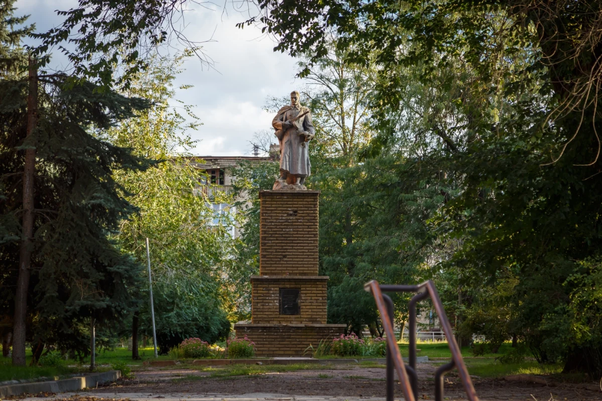 Władze wyzwolonego spod rosyjskiej okupacji ukraińskiego miasta Izium zmieniły nazwy ulic, którym patronowali rosyjscy twórcy; zmiany nie ominęły nawet postaci kultury, kojarzących się z oporem wobec reżimu, takich jak Włodzimierz Wysocki - poinformowała rosyjska sekcja BBC.