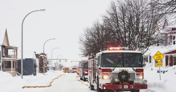 W wyniku śnieżycy, która sparaliżowała zachodnią część stanu Nowy Jork w świąteczny weekend, w Buffalo zginęło 28 osób - informują lokalne media. Ofiarami śmiertelnymi ataku burzy śnieżnej jest w całym kraju, zgodnie z informacjami NBC News, co najmniej 60 osób.