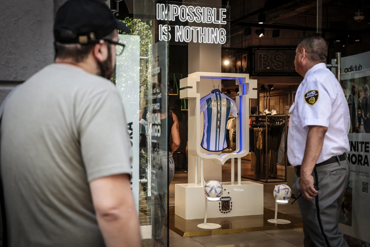 Kibice reprezentacji Argentyny w ciągu zaledwie kilku godzin wykupili w przedsprzedaży nową koszulkę ​z trzema gwiazdkami, symbolizującymi liczbę tytułów mistrza świata. Ostatni zdobyli 18 grudnia, kiedy w finale mundialu w Katarze pokonali Francję po rzutach karnych.