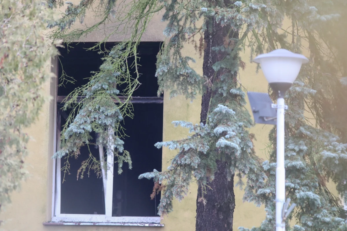 Jedna osoba zginęła, a jedna została ranna w pożarze, jaki w nocy wybuchł w szpitalu przy ul. Okólnej w Łodzi. Strażacy ewakuowali 40 osób: pacjentów i personel. 