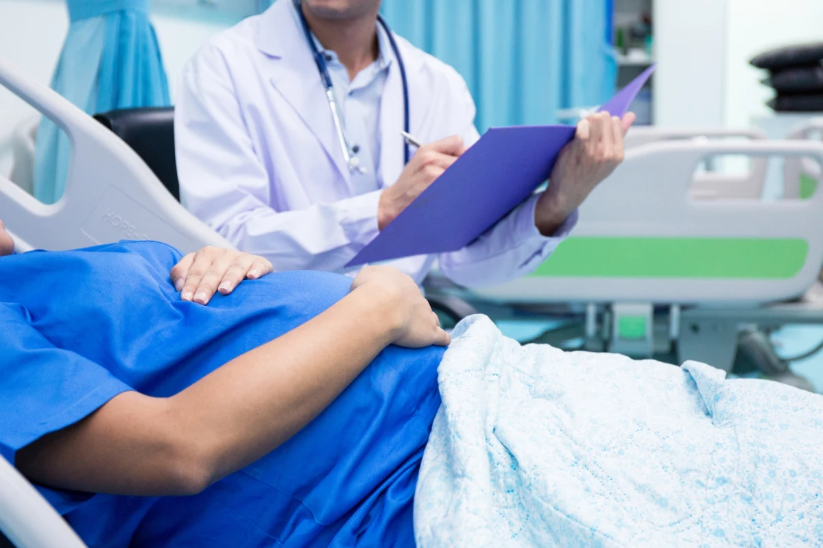 Jest wniosek do Najwyższej Izby Kontroli o sprawdzenie, dlaczego działające przy Warszawskim Uniwersytecie Medycznym Uniwersyteckie Centrum Zdrowia Kobiety i Noworodka (UCZKiN) nie ma kontraktu z NFZ na wykonywanie badań prenatalnych. Chodzi o popularne badania, które pozwalają zdiagnozować wady genetyczne dziecka jeszcze w czasie ciąży, na przykład zespół Downa. Jak ustalił reporter RMF FM, pismo w tej sprawie anonimowo złożyli pracownicy warszawskiej uczelni. 