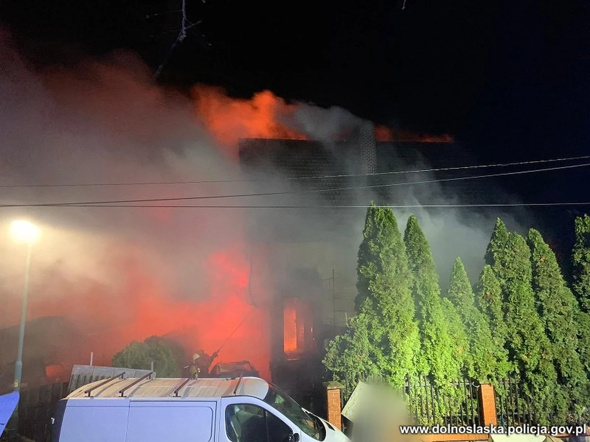 Brawurowa akcja kamienickich policjantów. W drugi dzień świąt Bożego Narodzenia, po godzinie 2 w nocy, służby dostały zgłoszenie o pożarze domu jednorodzinnego w Kamieńcu Ząbkowickim. Jako pierwsi na miejsce dotarli policjanci. Pożar bardzo szybko się rozprzestrzeniał. Policjanci nie wahali się i od razu przystąpili do akcji. Wykorzystując ustawione wzdłuż elewacji rusztowanie uratowali z płonącego budynku 5 osób.