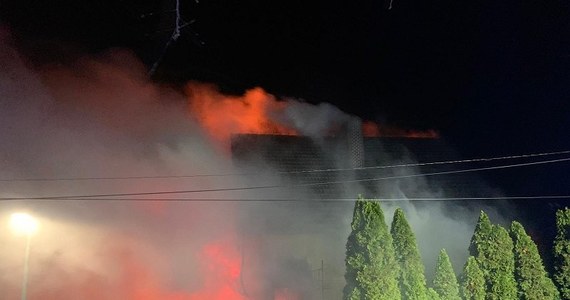 Brawurowa akcja kamienickich policjantów. W drugi dzień świąt Bożego Narodzenia, po godzinie 2 w nocy, służby dostały zgłoszenie o pożarze domu jednorodzinnego w Kamieńcu Ząbkowickim. Jako pierwsi na miejsce dotarli policjanci. Pożar bardzo szybko się rozprzestrzeniał. Policjanci nie wahali się i od razu przystąpili do akcji. Wykorzystując ustawione wzdłuż elewacji rusztowanie uratowali z płonącego budynku 5 osób.