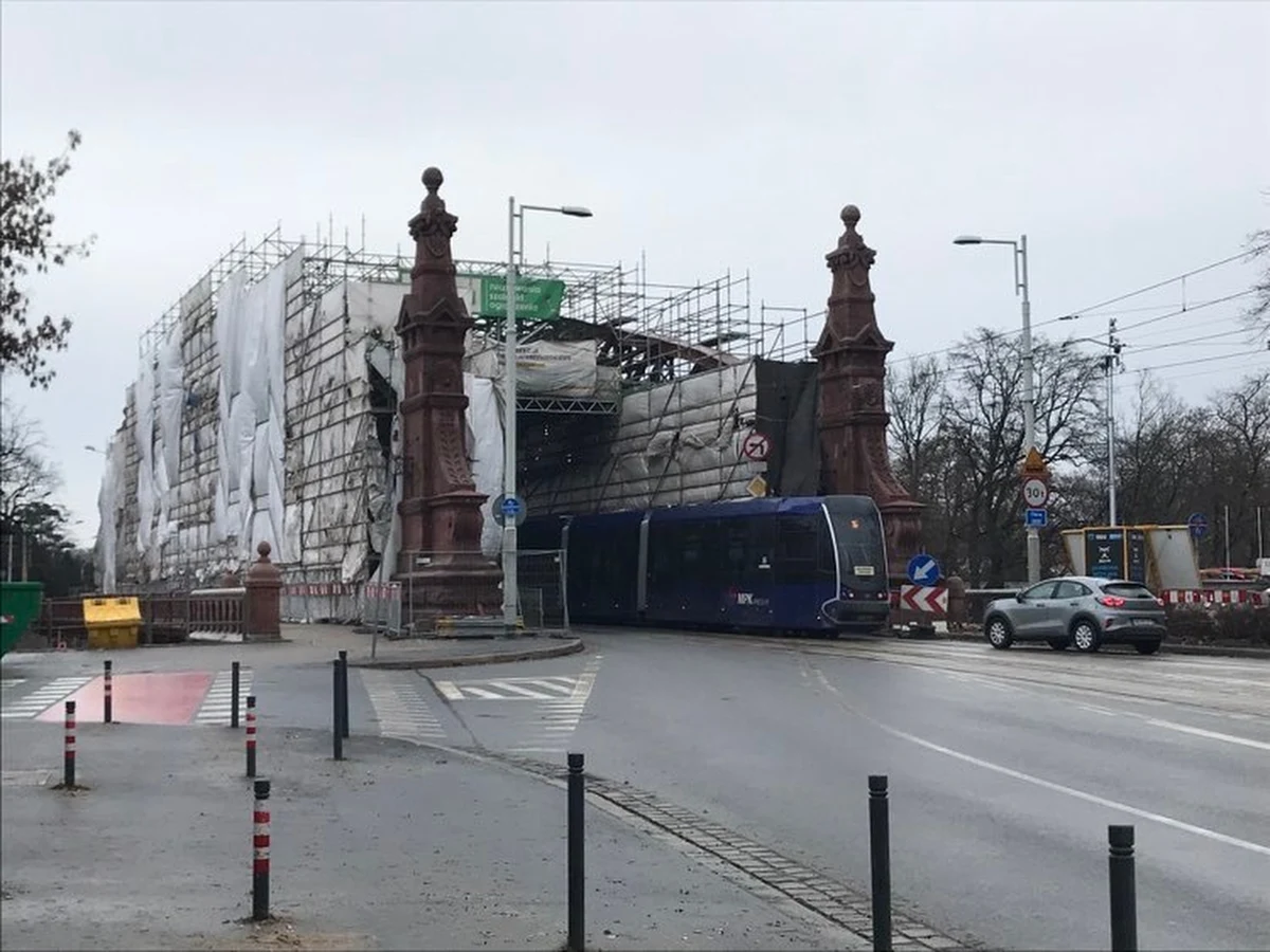 Nie w grudniu tego roku, jak zakładano, ale dopiero na wiosnę ma zakończyć się remont Mostu Zwierzynieckiego we Wrocławiu. Jak poinformował Zarząd Dróg i Utrzymania Miasta powodem opóźnienia jest niesprzyjająca pogoda. Wykonawca będzie mieć naliczane kary.