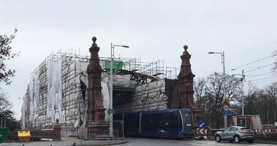 Nie w grudniu tego roku, jak zakładano, ale dopiero na wiosnę ma zakończyć się remont Mostu Zwierzynieckiego we Wrocławiu. Jak poinformował Zarząd Dróg i Utrzymania Miasta powodem opóźnienia jest niesprzyjająca pogoda. Wykonawca będzie mieć naliczane kary.