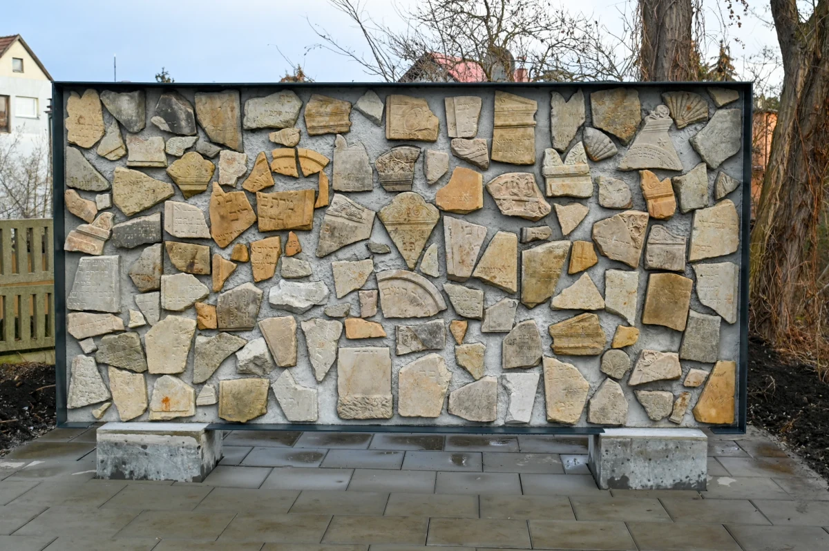 Ścianę Pamięci poświęconą przedwojennym żydowskim mieszkańcom dzisiejszego szczecińskiego osiedla Dąbie odsłonięto w Szczecinie. Powstała z odnalezionych w 2019 r. fragmentów macew.
