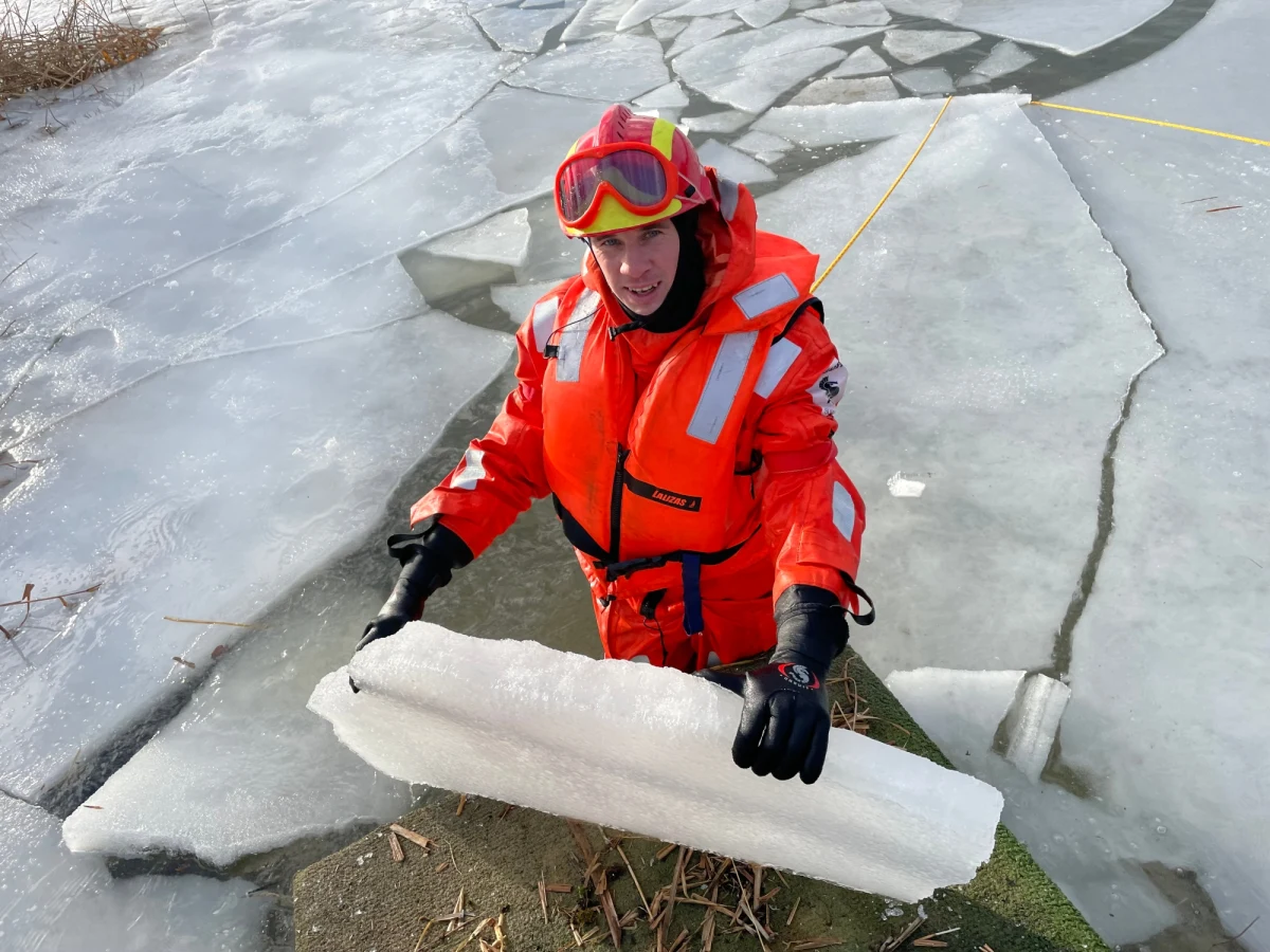 ​Sami nie próbujcie tego robić - przestrzegają strażacy. Ubrani w specjalistyczne kombinezony i wyposażeni w sprzęt na moją prośbę pojawili się nad lubelskim Zalewem Zemborzyckim, żeby sprawdzić, czy chodzenie po lodzie w tych warunkach pogodowych jest bezpieczne.