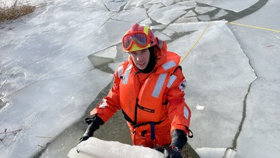 Lód jest dramatycznie kruchy. Nie wchodźcie - apelują strażacy