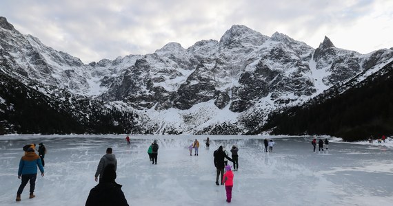 Dla efektownego zdjęcia turyści w Tatrach ryzykują życiem swoim i swoich dzieci. Lód na Morskim Oku jest bardzo cienki, a mimo to w weekend świąteczny wielu urządzało sobie przechadzki po zamarzniętej tafli jeziora.