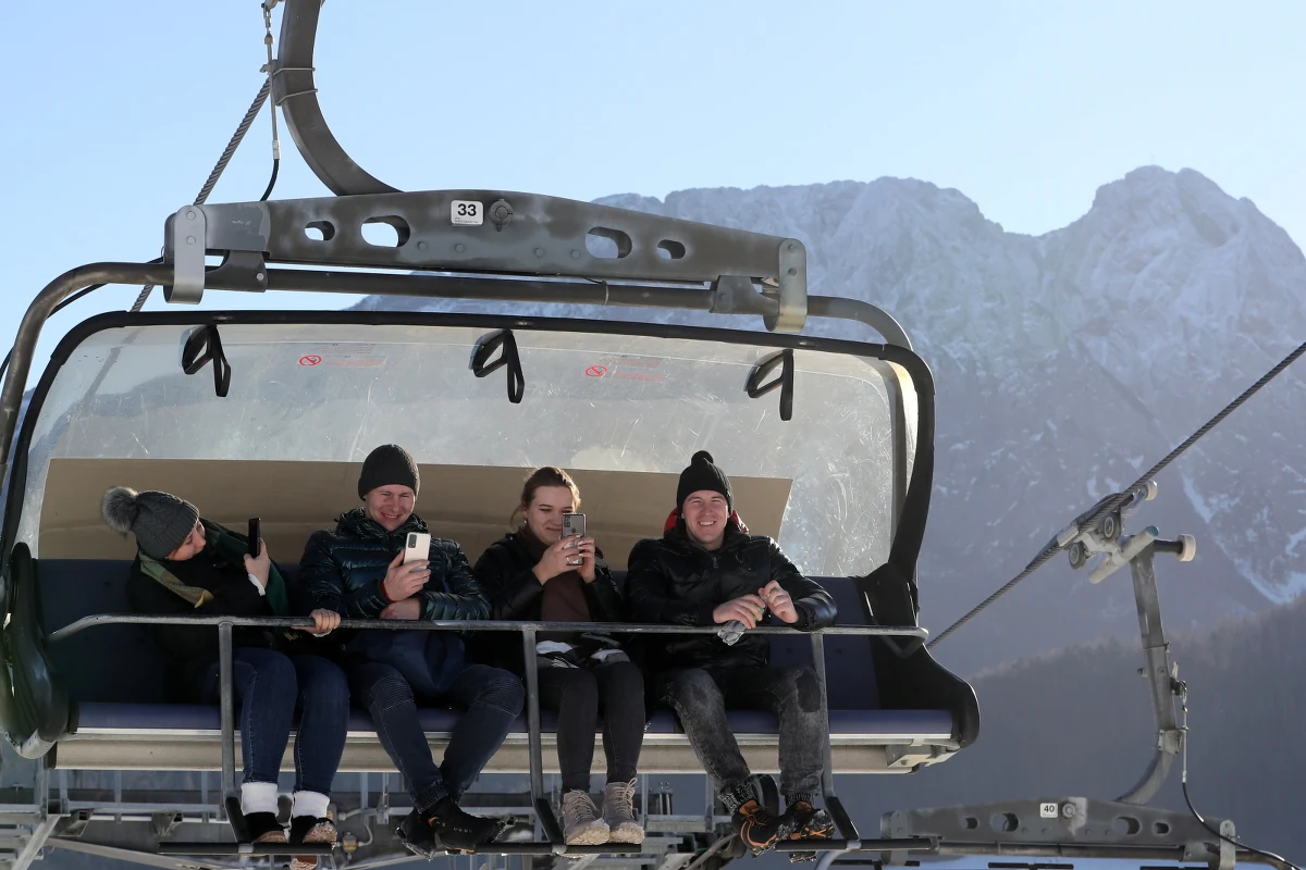Warunki turystyczne w Tatrach zmieniają się z godziny na godzinę. Wczoraj w Zakopanem było plus 10 stopni C, a dzisiaj już poniżej zera i rano przeszła śnieżyca. Warunki nie są dobre do wędrowania pod górach - mówi w rozmowie z reporterem RMF FM Maciejem Pałahickim ratownik dyżurny TOPR Mieczysław Ziach.


