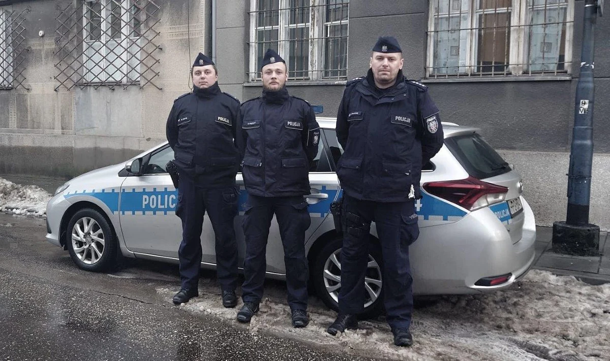 ​Zaledwie 30 stopni Celsjusza miał mężczyzna znaleziony przez dzielnicowych w pustostanie w Płaszowie. Trząsł się z zimna, nie pamiętał, kiedy jadł ostatni posiłek ani jak długo przebywa w tym miejscu. Mężczyznę uratowano.   