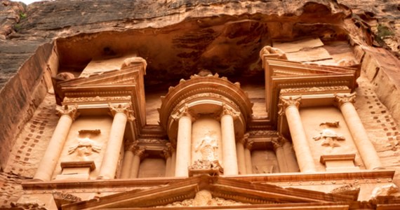 Z powodu powodzi ewakuowano około 1,7 tys. turystów z ruin pustynnego miasta Petra w południowo-zachodniej Jordanii. Woda, która spłynęła z pobliskich gór, wdarła się do wąwozu prowadzącego do miasta i do tamtejszej świątyni.