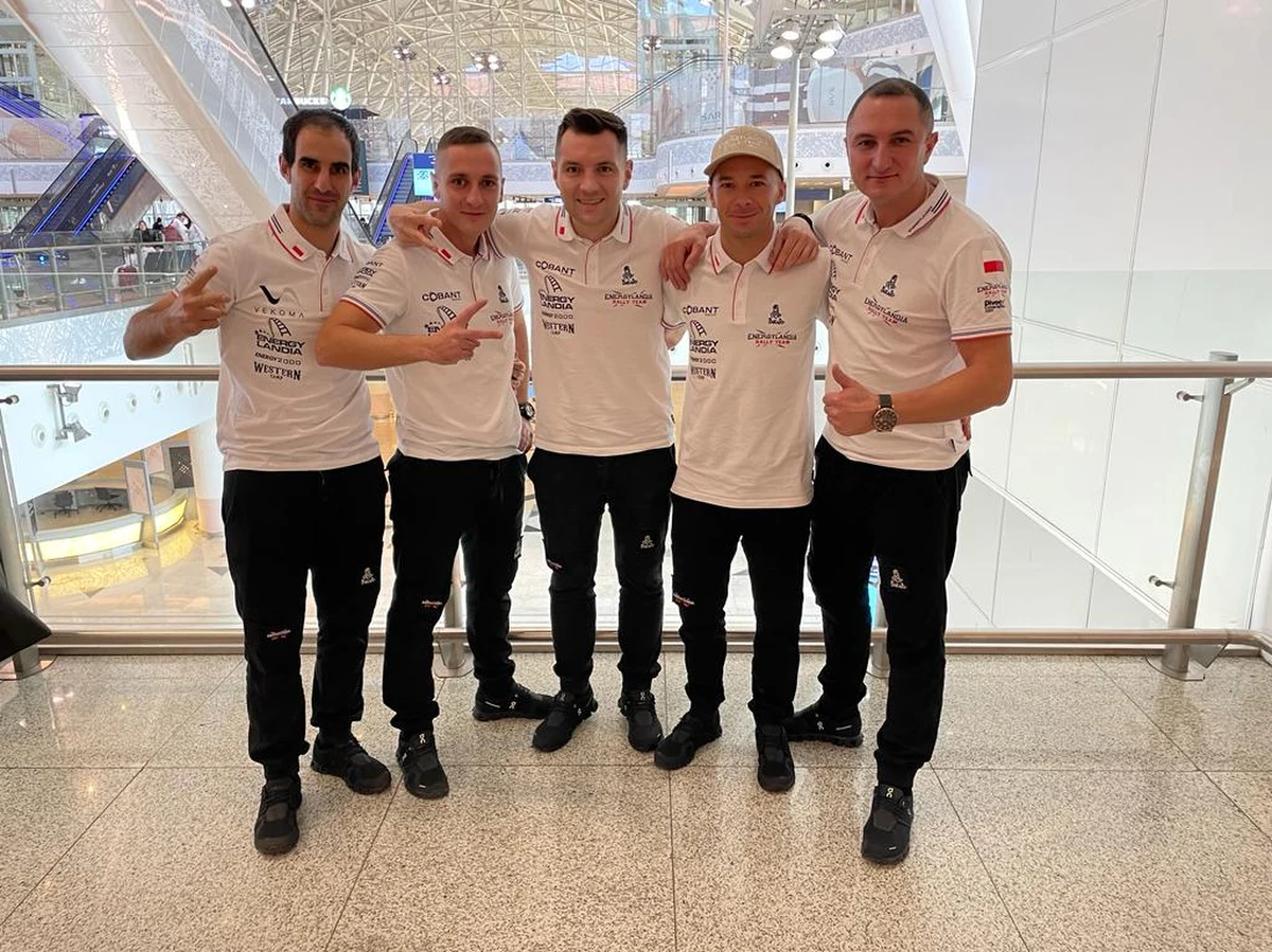 Zajęli całe podium podczas rajdu w Dubaju. Teraz liczą na to samo na Dakarze. Ekipa Energylandia Rally Team powiększyła się o jedną załogę. Do kierowców Marka i Michała Goczałów dołącza najmłodszy członek rodziny - Eryk. Osiemnastolatek będzie też najmłodszym kierowcą w stawce najtrudniejszego rajdu świata. Wszyscy trzej kierowcy wystartują w klasie lekkich samochodów SSV. Czy może liczyć na specjalną opiekę lub taryfę ulgową? Z rodziną Goczałów tuż przed wylotem do Arabii Saudyjskiej rozmawiał Paweł Pawłowski.