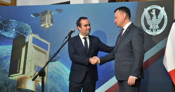 Dwa satelity obserwacyjne wraz ze stacją odbiorczą trafią do Polski. Ministrowie obrony Polski Mariusz Błaszczak i Francji Sebastian Lecornu zatwierdzili w Warszawie umowę na dostawę sprzętu.