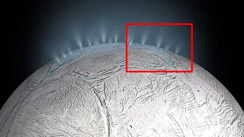 Enceladus, tajemniczy księżyc Saturna, ma głęboki ocean ukryty pod grubą warstwą lodu. Nowe badania kolejny raz potwierdzają, że jest to potencjalnie idealne miejsce do rozwoju organizmów żywych.