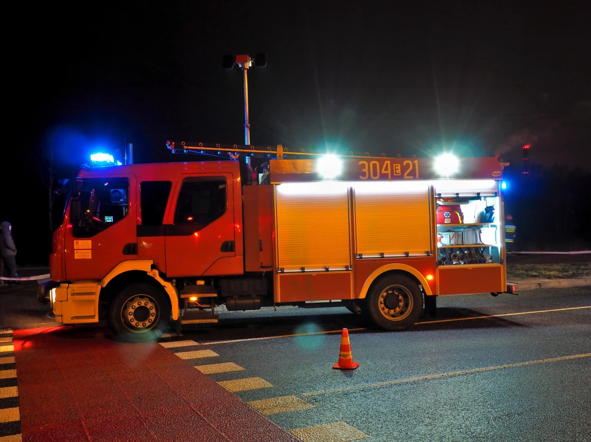 ​W nocy z wtorku na środę doszło do pożaru domu jednorodzinnego w Popowicach w powiecie bytowskim (Pomorskie). Ogień zajął cały budynek. Dwie osoby są poparzone - poinformował rzecznik prasowy KW PSP w Gdańsku bryg. Łukasz Płusa.