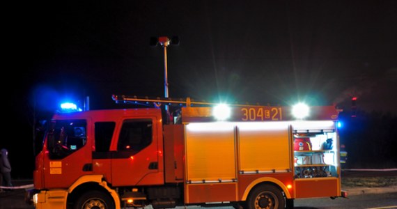 ​W nocy z wtorku na środę doszło do pożaru domu jednorodzinnego w Popowicach w powiecie bytowskim (Pomorskie). Ogień zajął cały budynek. Dwie osoby są poparzone - poinformował rzecznik prasowy KW PSP w Gdańsku bryg. Łukasz Płusa.