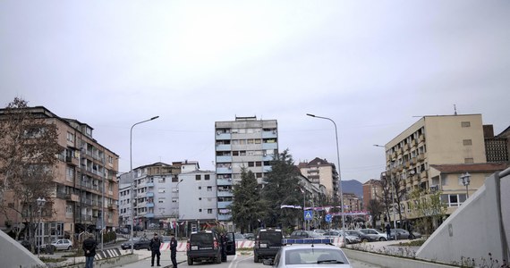 Kosowscy Serbowie rozpoczęli we wtorek wznoszenie nowych barykad w Mitrovicy, jednym z głównych miast na północy Kosowa - poinformowała agencja AP.