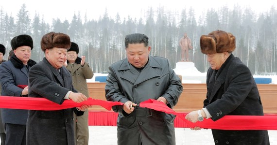 ​Przywódca Korei Północnej Kim Dzong Un przedstawił nowe cele dla armii tego kraju na 2023 rok. Ma to być okres kolejnych testów północnokoreańskiej broni, wzmacniania siły obronnej i "walki z wrogiem" - podała państwowa agencja KCNA.